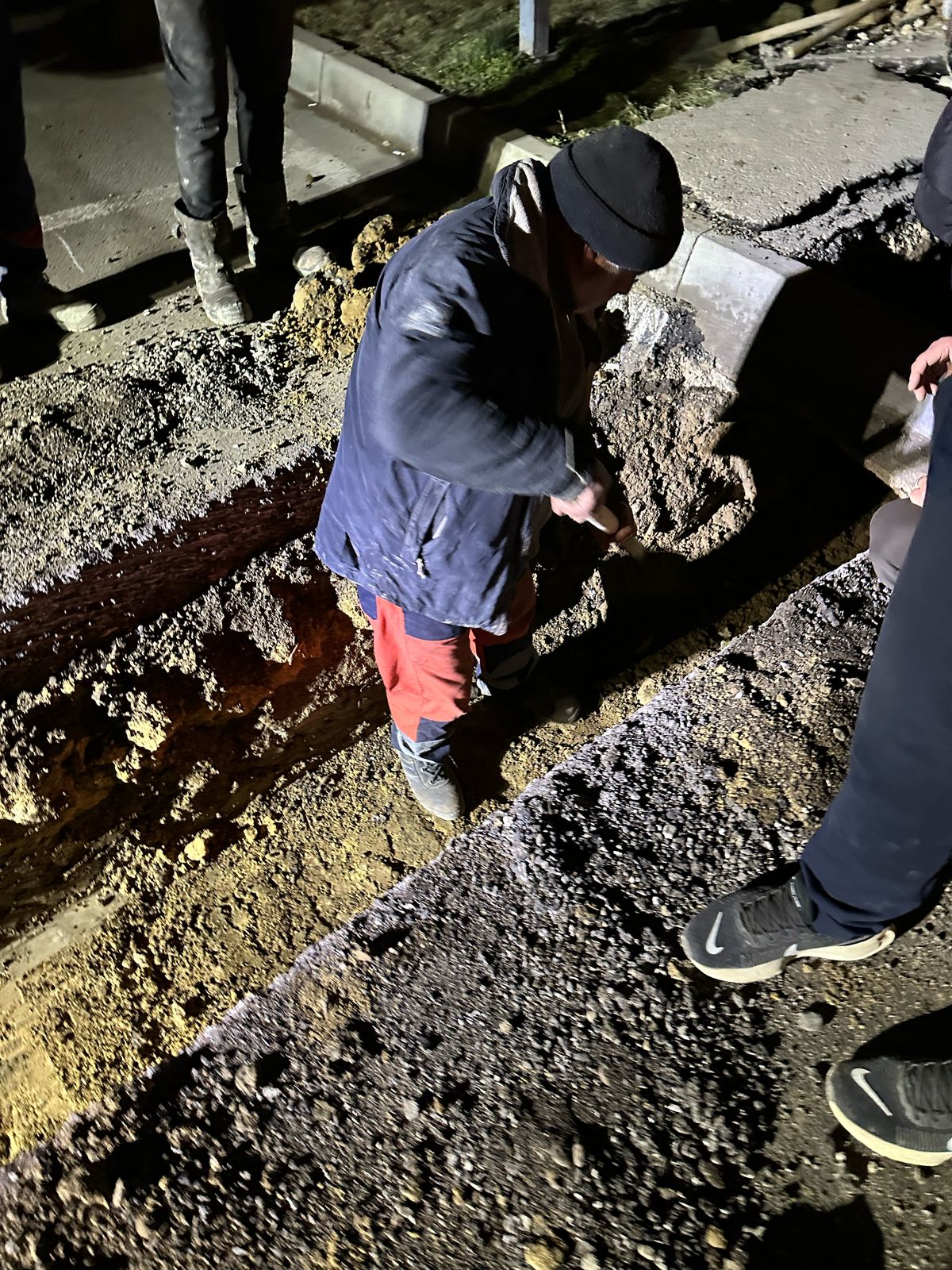   Vəkillər Kollegiyası Rəyasət Heyətinin Nərimanov rayonu ərazisindəki inzibati binasının qazlaşdırılması işi üzrə, qaz xəttinin yol keçidi gecə saatlarında əməkdaşlarımız tərəfindən uğurla başa çatdırılmışdır.